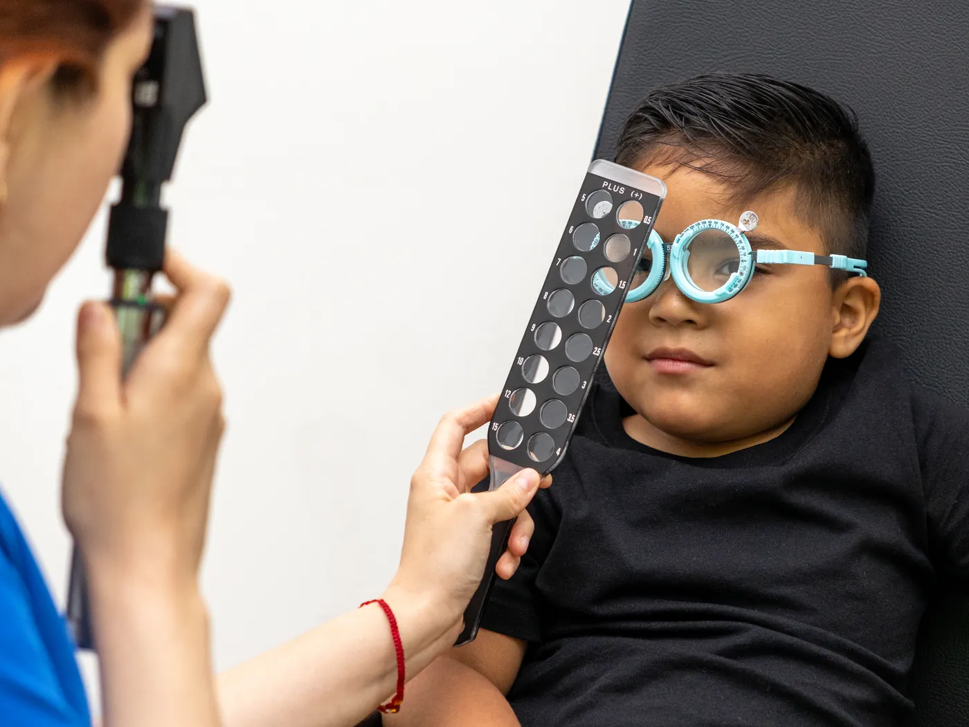 Prueba de lentes en consulta infantil